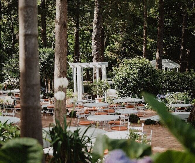 Отель The Lodge Jamberoo