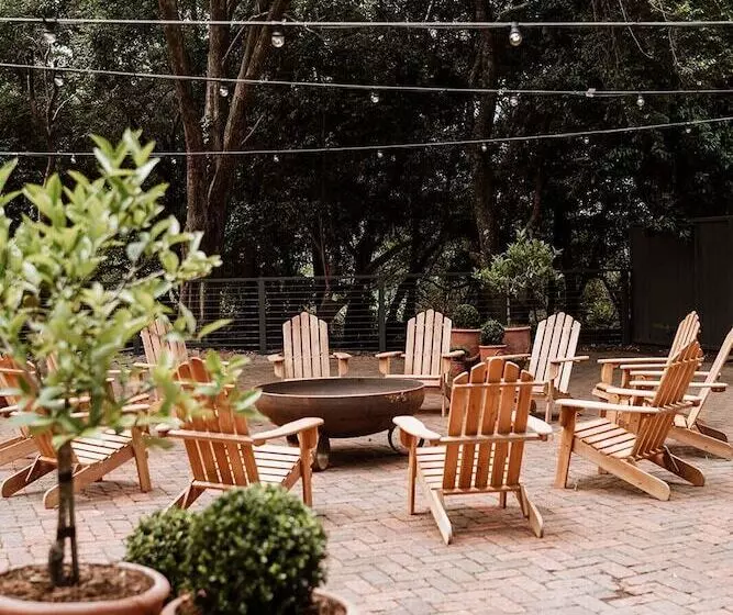 Отель The Lodge Jamberoo