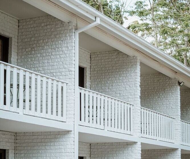 Отель The Lodge Jamberoo