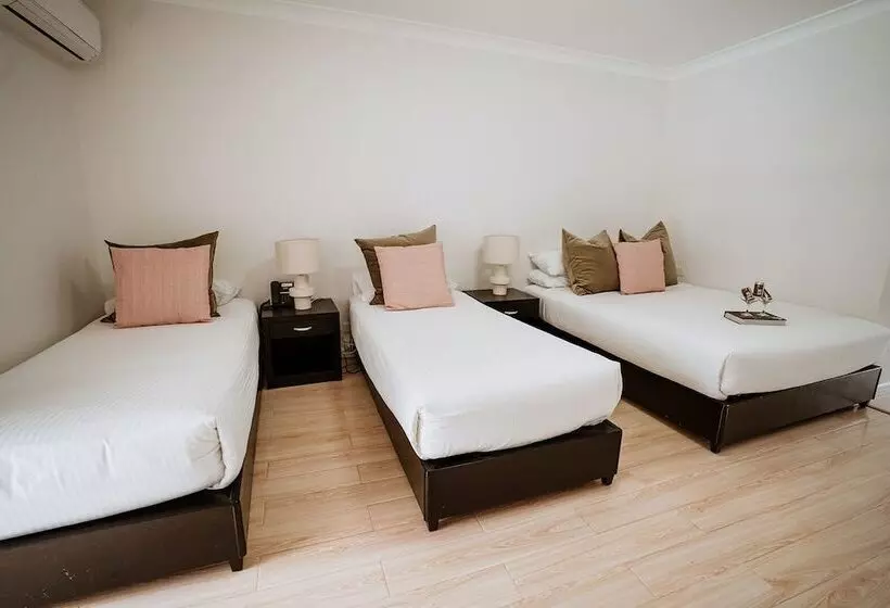 Отель The Lodge Jamberoo