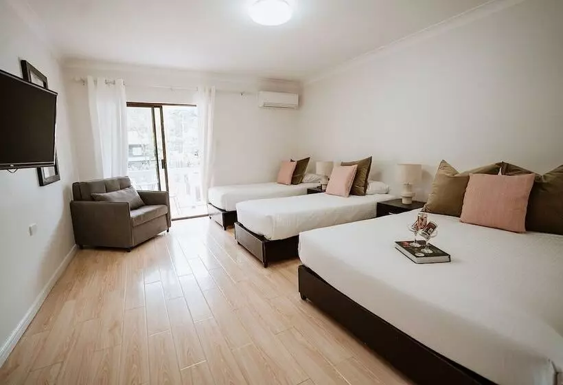 Отель The Lodge Jamberoo