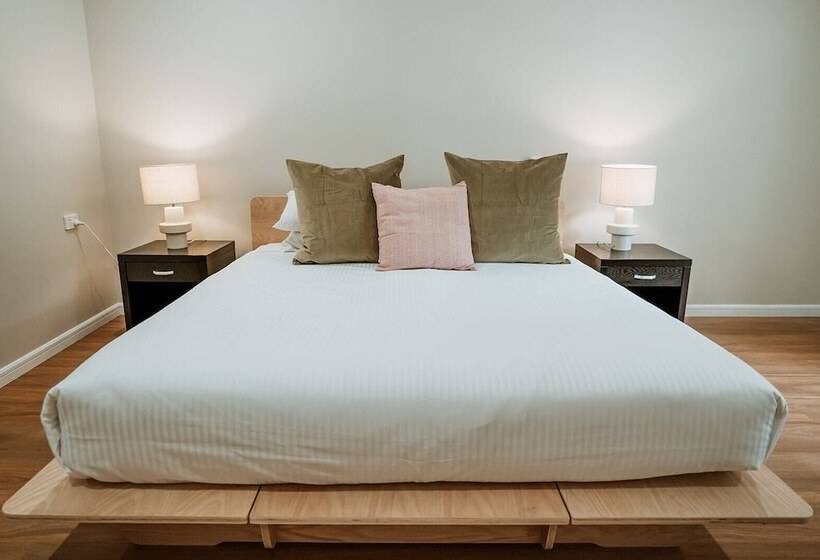 Отель The Lodge Jamberoo