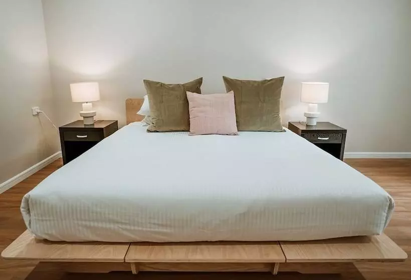 Отель The Lodge Jamberoo