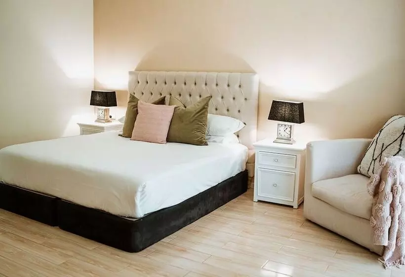 Отель The Lodge Jamberoo