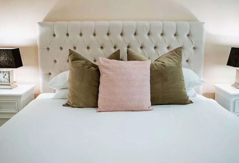 Отель The Lodge Jamberoo