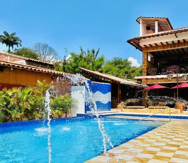 هتل Hicasua Y Centro De Convenciones