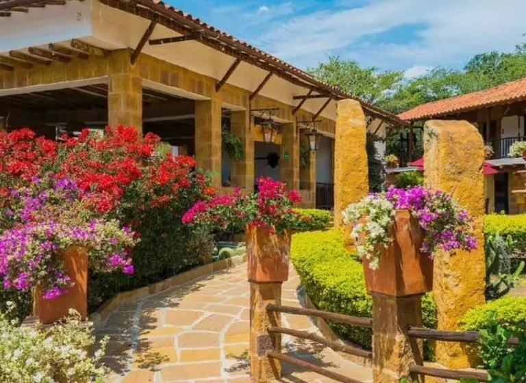 فندق Hicasua Y Centro De Convenciones