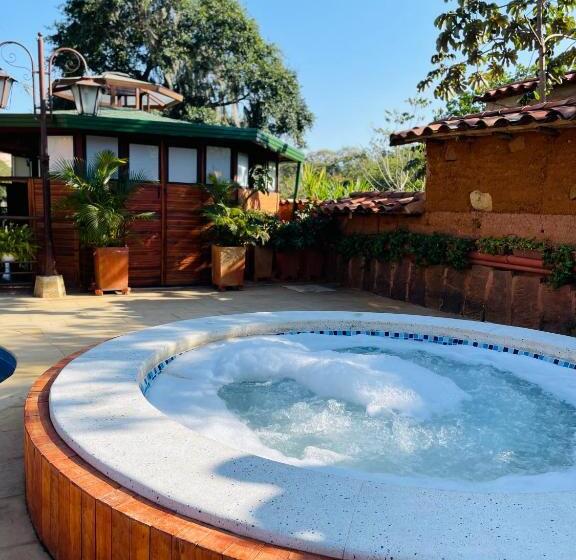 هتل Hicasua Y Centro De Convenciones