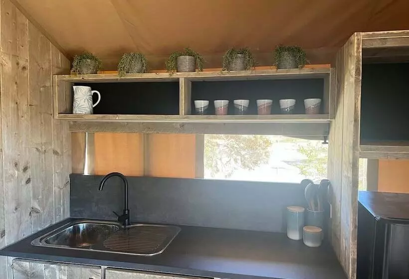 Отель Ingenia Holidays One Mile Beach