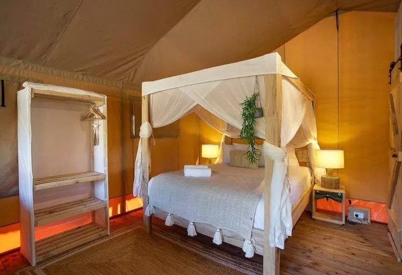 Отель Ingenia Holidays One Mile Beach