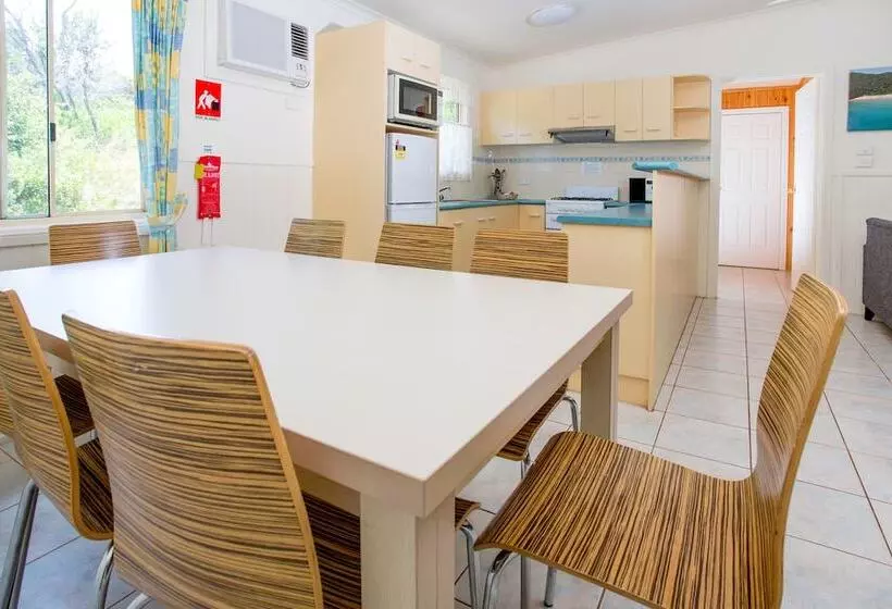 Отель Ingenia Holidays One Mile Beach