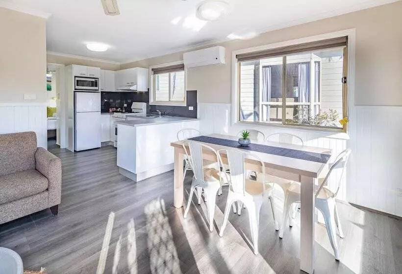 Отель Ingenia Holidays One Mile Beach