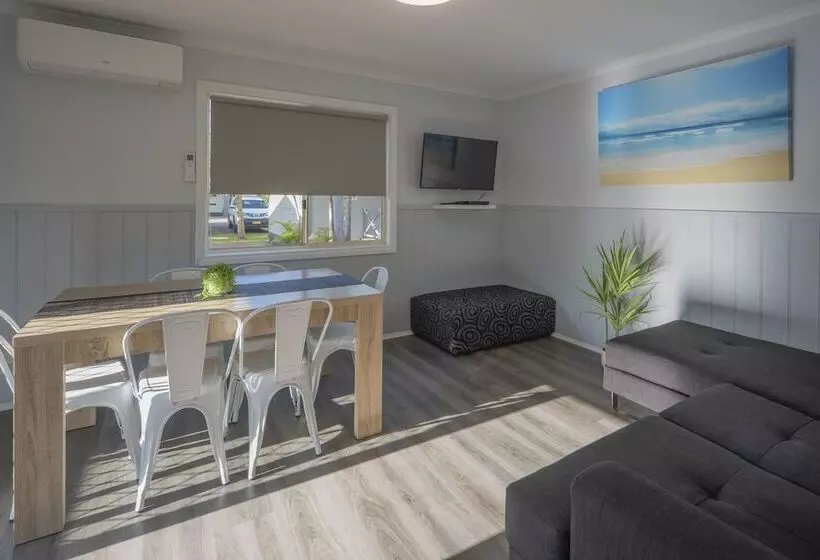 Отель Ingenia Holidays One Mile Beach