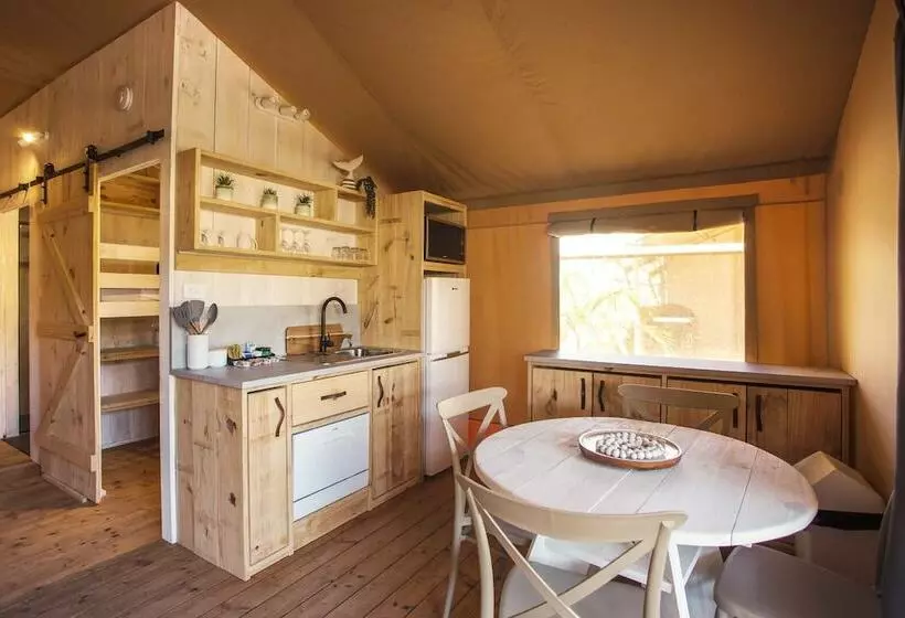 Отель Ingenia Holidays One Mile Beach