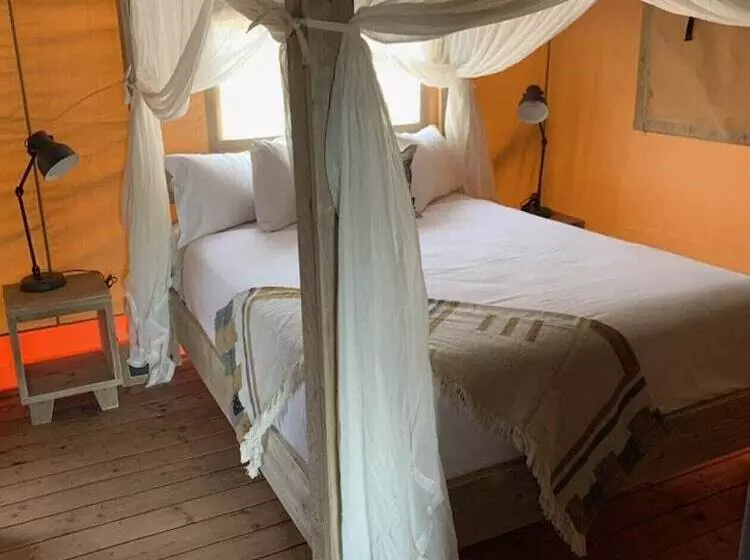 Отель Ingenia Holidays One Mile Beach