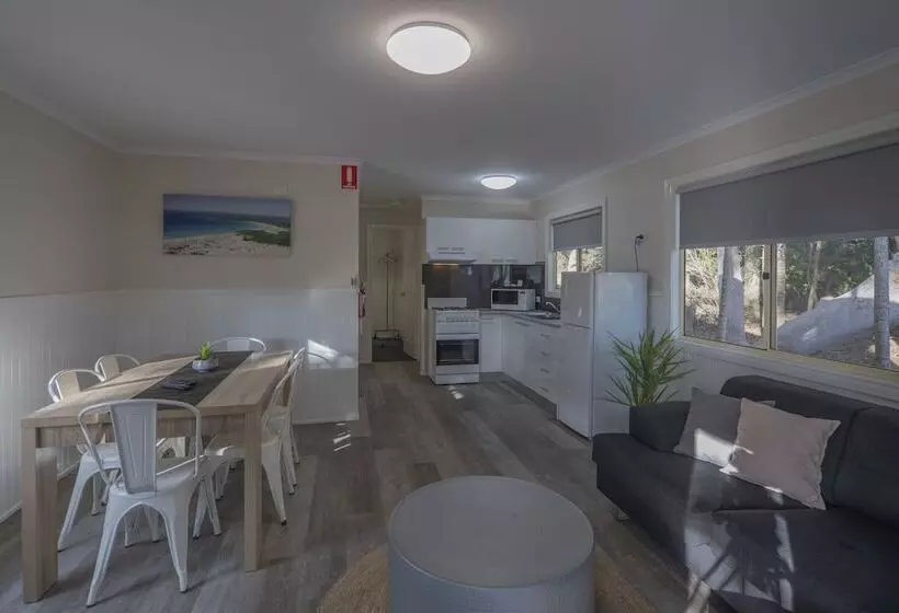 Отель Ingenia Holidays One Mile Beach