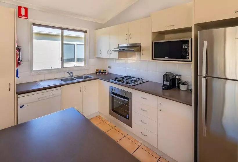 Отель Ingenia Holidays One Mile Beach