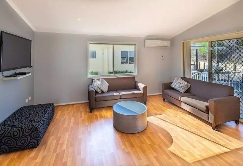 Отель Ingenia Holidays One Mile Beach