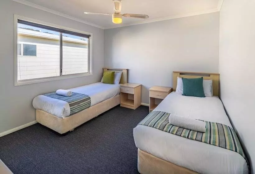 Отель Ingenia Holidays One Mile Beach