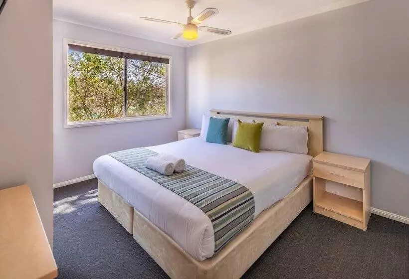 Отель Ingenia Holidays One Mile Beach