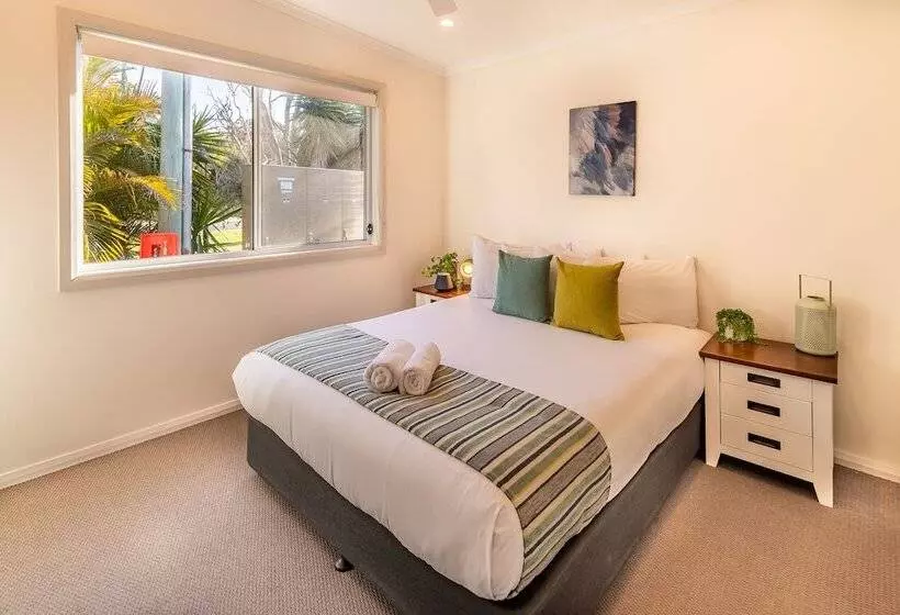 Отель Ingenia Holidays One Mile Beach