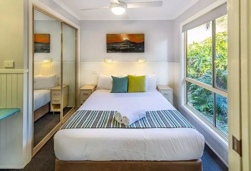 Отель Ingenia Holidays One Mile Beach