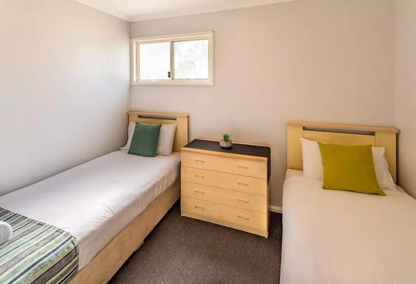 Отель Ingenia Holidays One Mile Beach