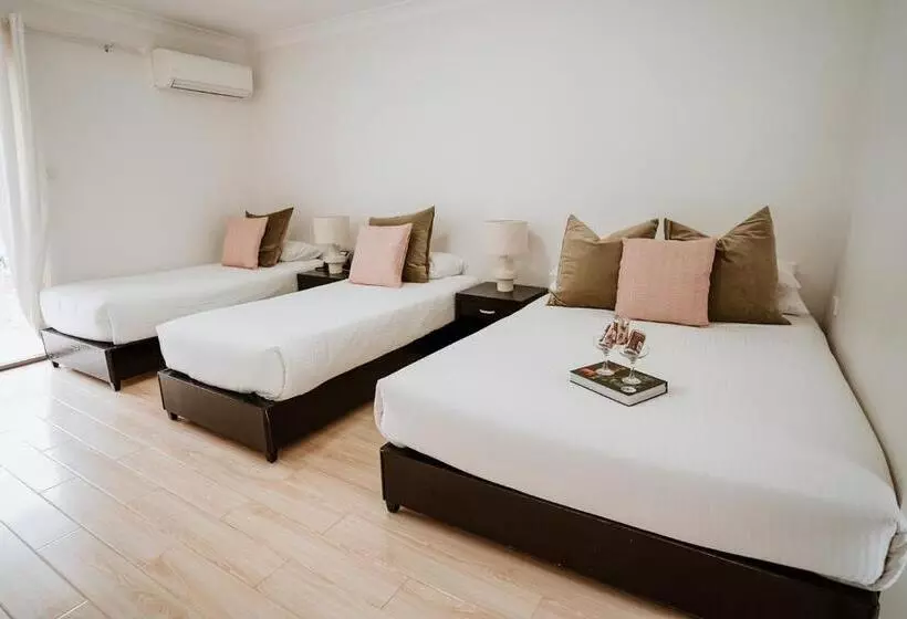 Отель The Lodge Jamberoo