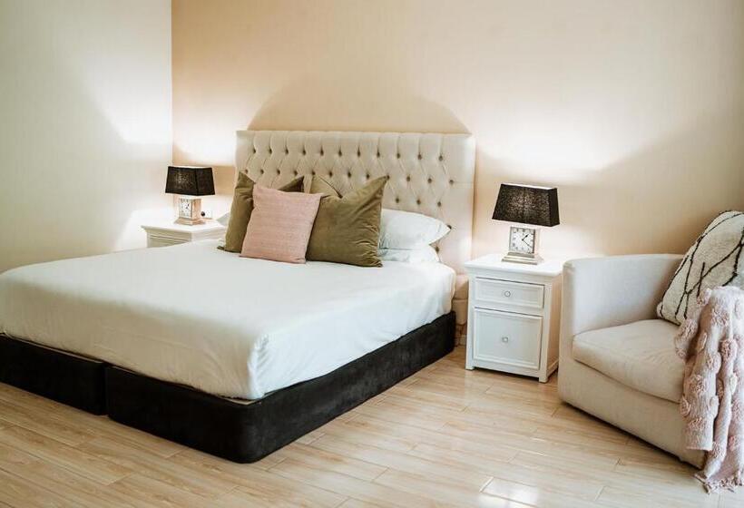 Отель The Lodge Jamberoo