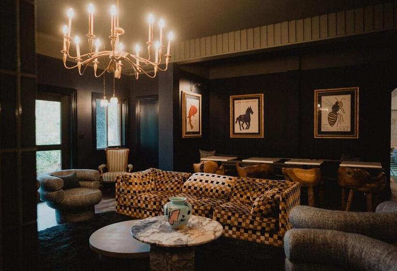 Отель The Lodge Jamberoo