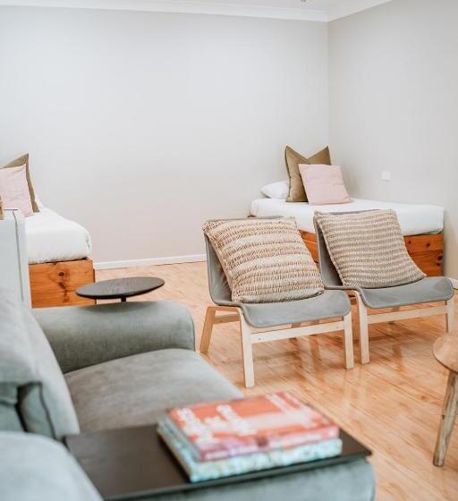 Отель The Lodge Jamberoo