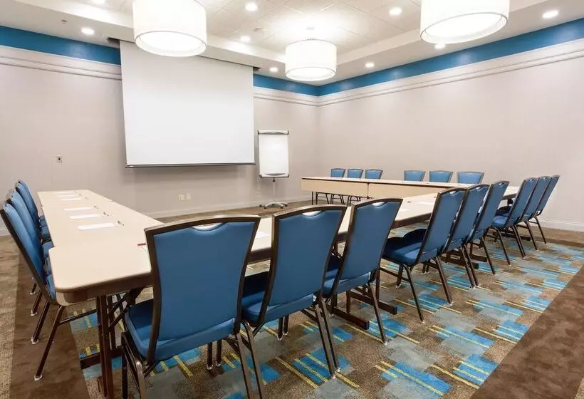 בית מלון כפרי Drury Inn & Suites Grand Rapids