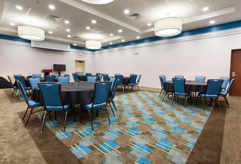 בית מלון כפרי Drury Inn & Suites Grand Rapids