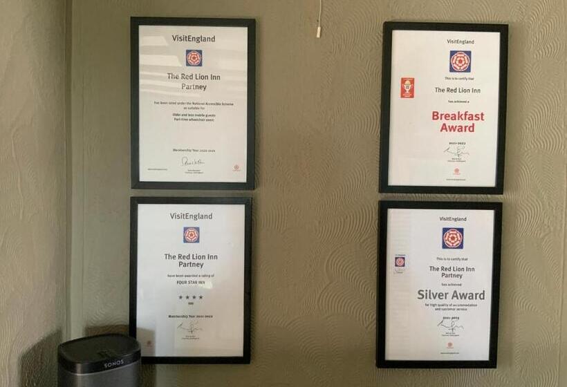 בית מלון כפרי The Red Lion Inn