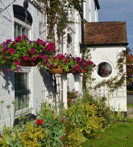 בית מלון כפרי The Red Lion Inn