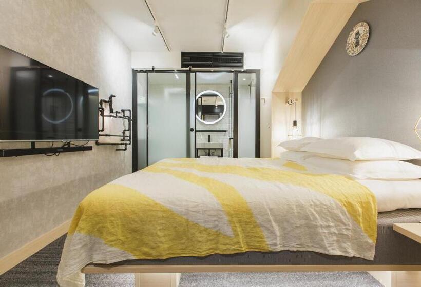 호텔 With Urban Deli