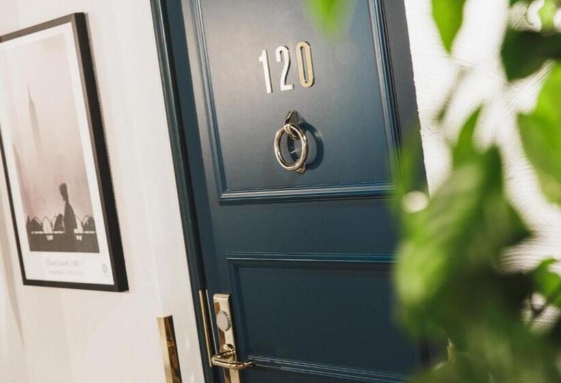 호텔 With Urban Deli