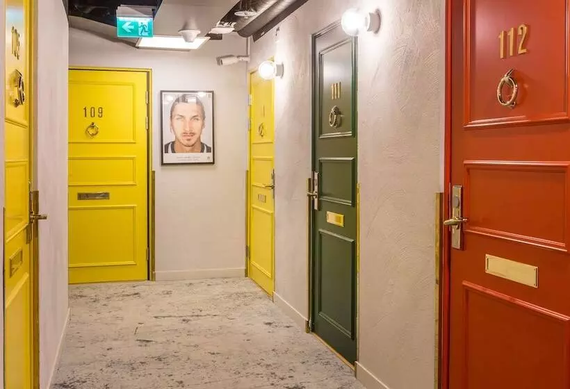 호텔 With Urban Deli