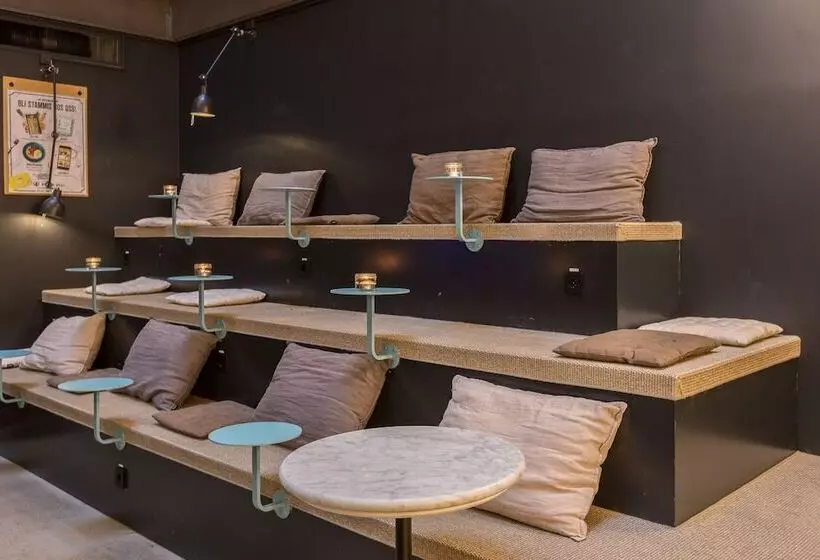 호텔 With Urban Deli