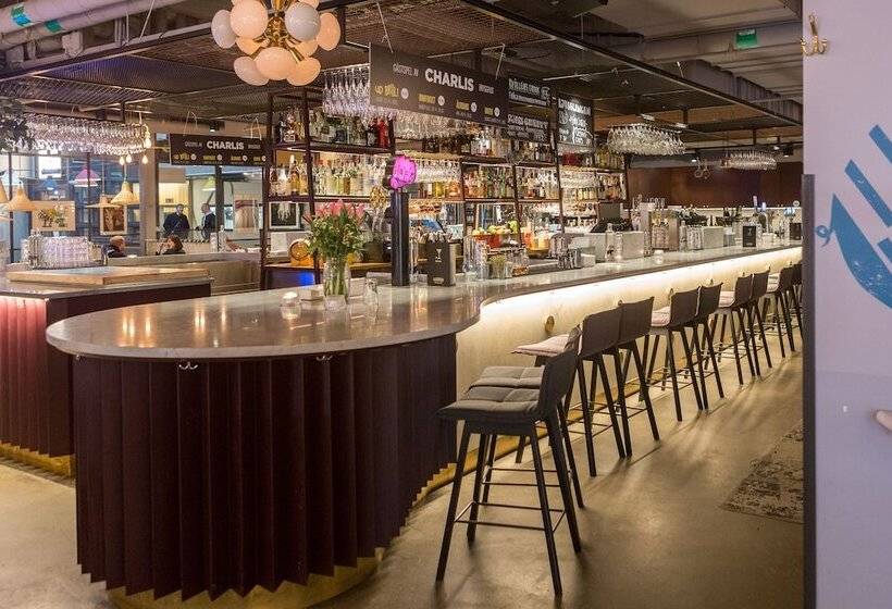 호텔 With Urban Deli