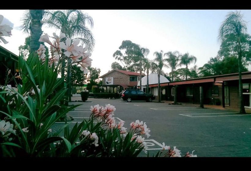 모텔 Bronco Motor Inn