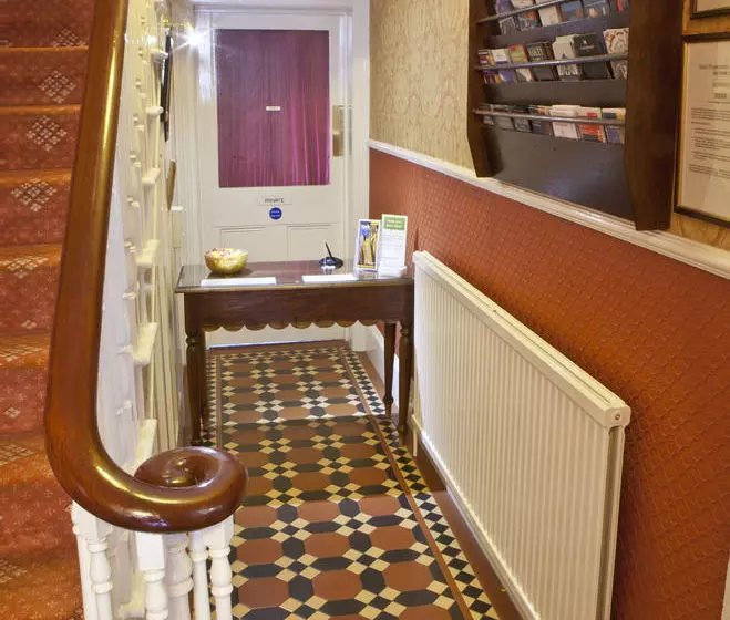 민박 The Hazelwood