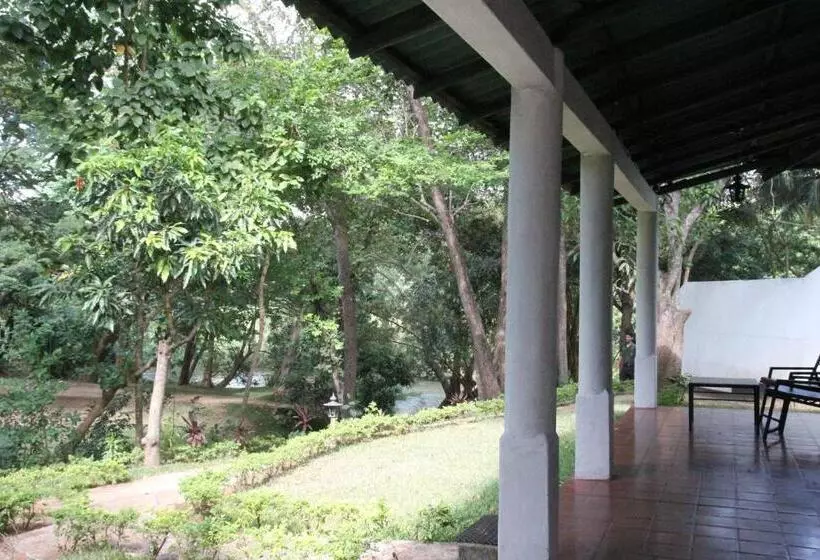 ホテル Dambulu Oya Family Park