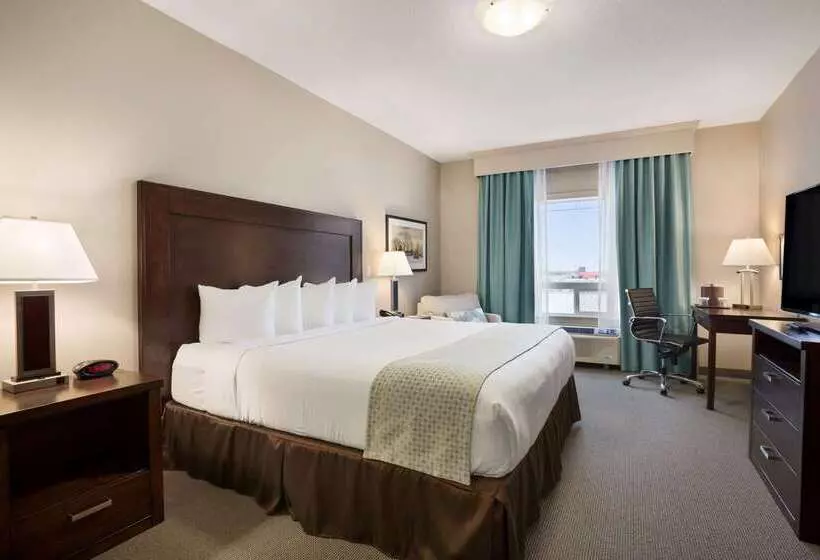 Hotel Ramada By Wyndham Emerald Park/regina East
