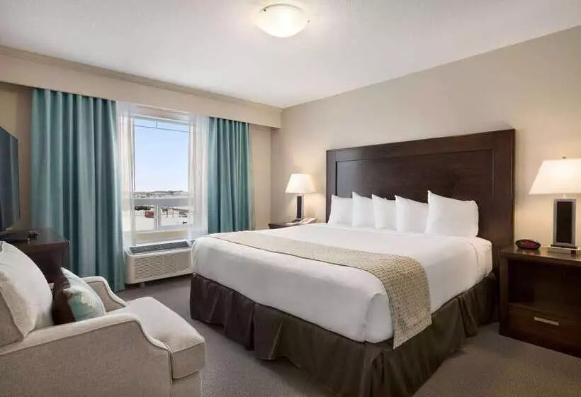 Hotel Ramada By Wyndham Emerald Park/regina East