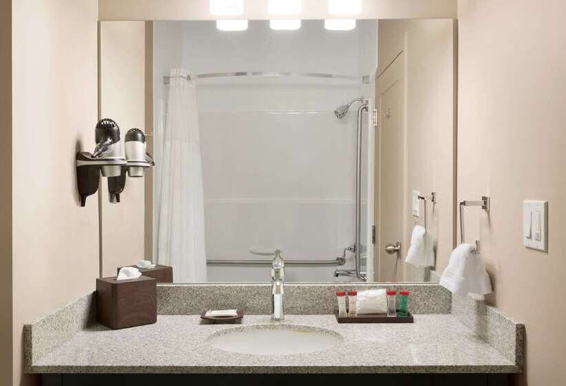 Hotel Ramada By Wyndham Emerald Park/regina East