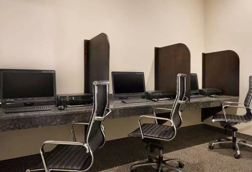 Hotel Ramada By Wyndham Emerald Park/regina East