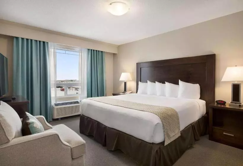 Hotel Ramada By Wyndham Emerald Park/regina East