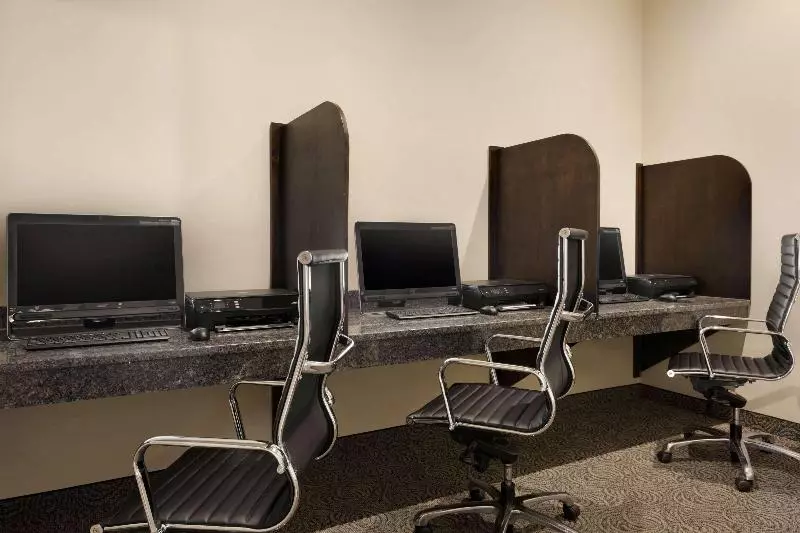 Hotel Ramada By Wyndham Emerald Park/regina East