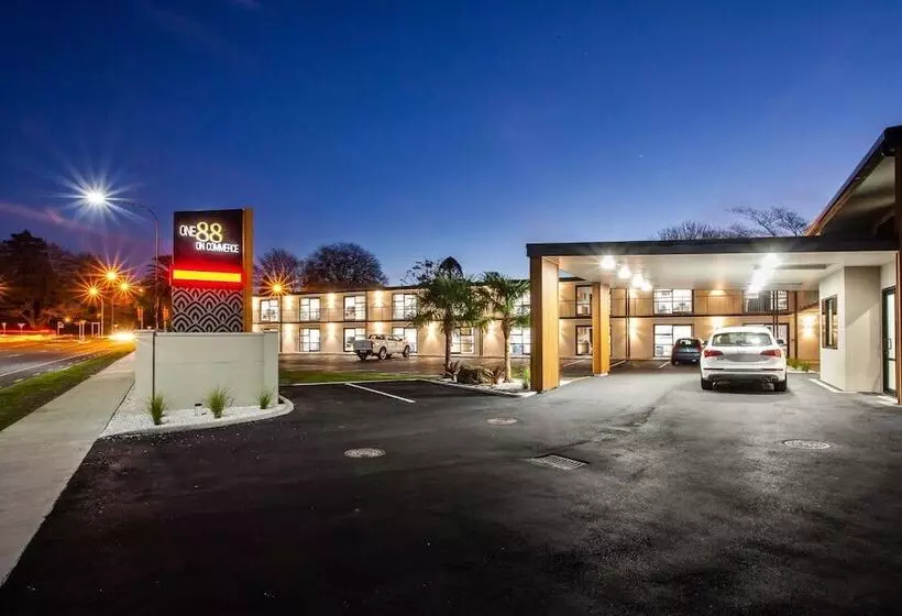 فندق على الطريق One88 On Commerce